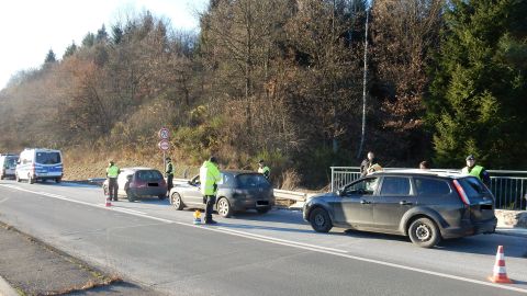 Das Bild zeigt polizeiliche Fahrzeugkontrollen im Rahmen einer Kontrollstelle.