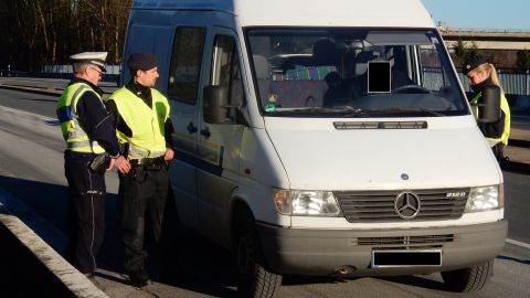 Das Bild zeigt eine Fahrzeugkontrolle.